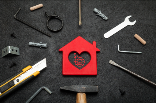 Individuelle Sanierungskonzepte mit Fokus auf Energieeffizienz, Nachhaltigkeit und Wirtschaftlichkeit. Rotes Holzhaus-Symbol mit Werkzeugen – nachhaltige Dachsanierungskonzepte von SVB-K