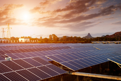 Eignungsprüfungen von Dachflächen für Photovoltaikanlagen – Sicherheit, Abdichtung und Wirtschaftlichkeit. Große Photovoltaik-Anlage im Sonnenuntergang – Prüfung von Tragfähigkeit und Abdichtung für PV-Montage